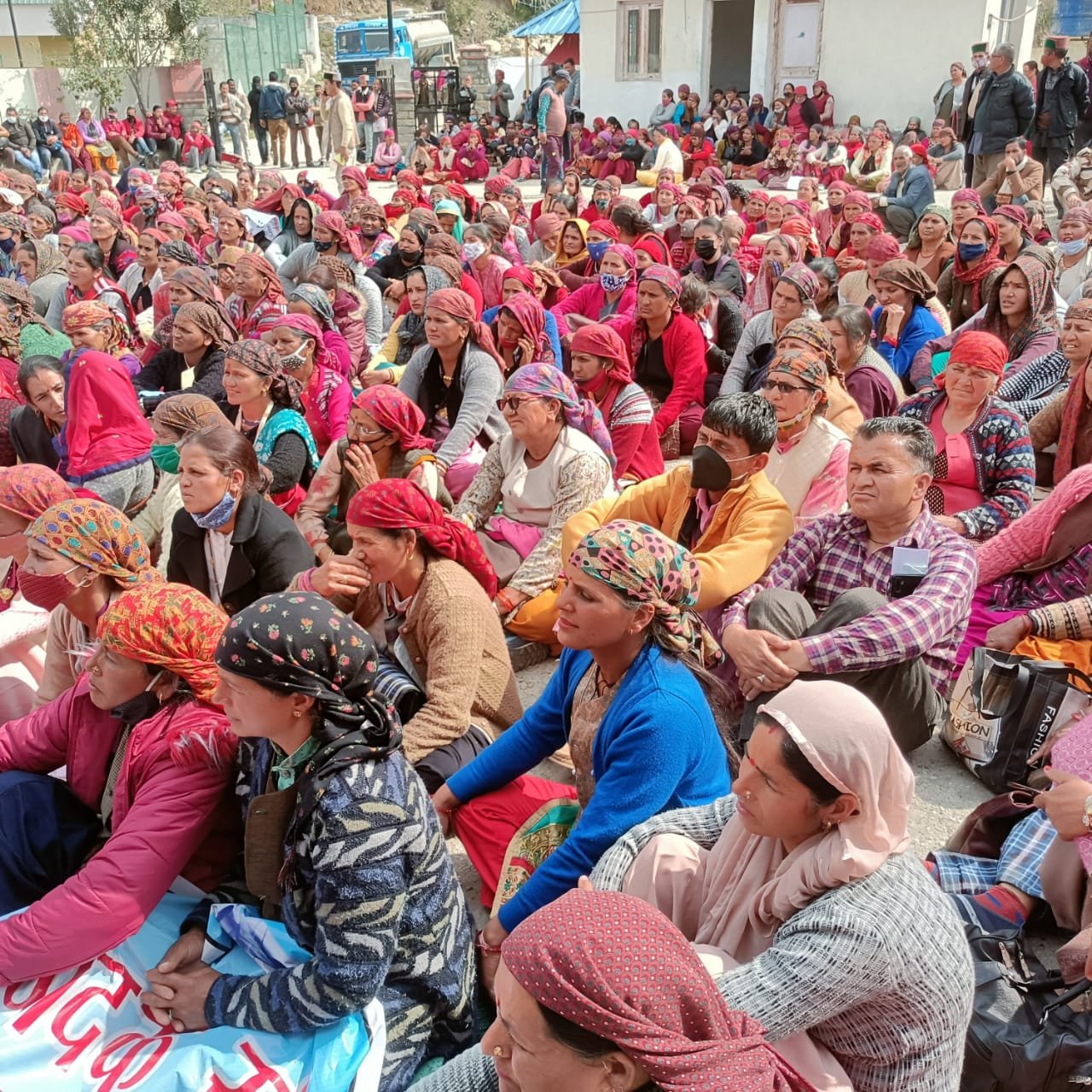दुग्ध उत्पादकों ने दत्तनगर मिल्क प्लांट के बाहर किया प्रदर्शन
