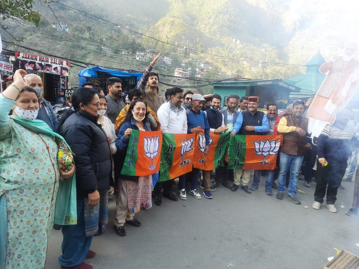 भाजपा की जीत पर रामपुर में जश्न
