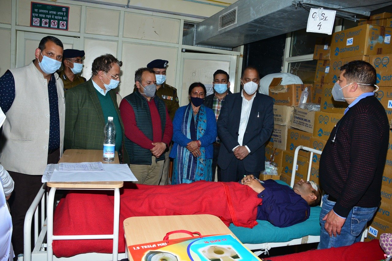 मुख्यमंत्री ने घायल पुलिस कर्मियों का जाना हाल