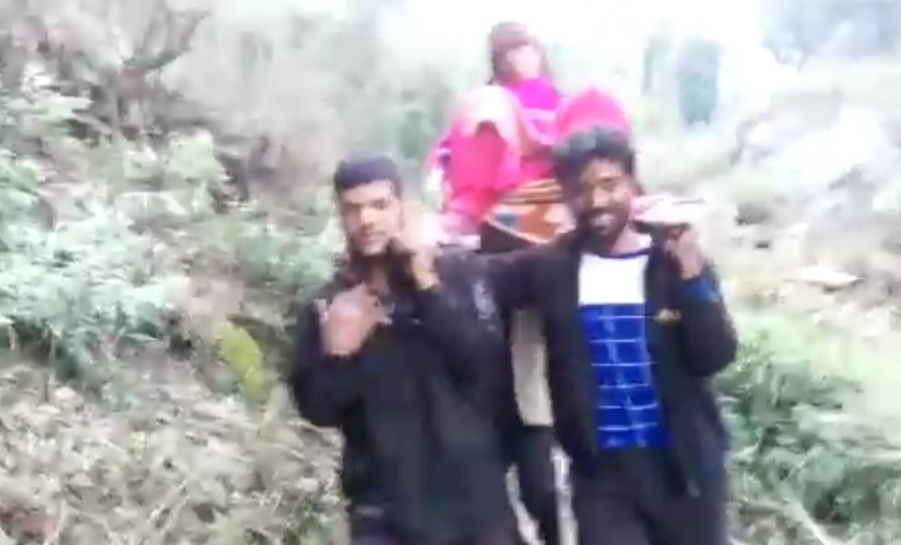 आजादी के सात दशक बाद भी मरीज ले जाने के लिए वाहन नही पालकी