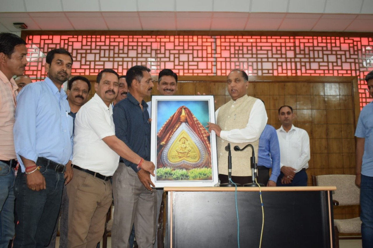 अराजपत्रित कर्मचारी महासंघ की मंडी इकाई ने जय राम ठाकुर को किया सम्मानित