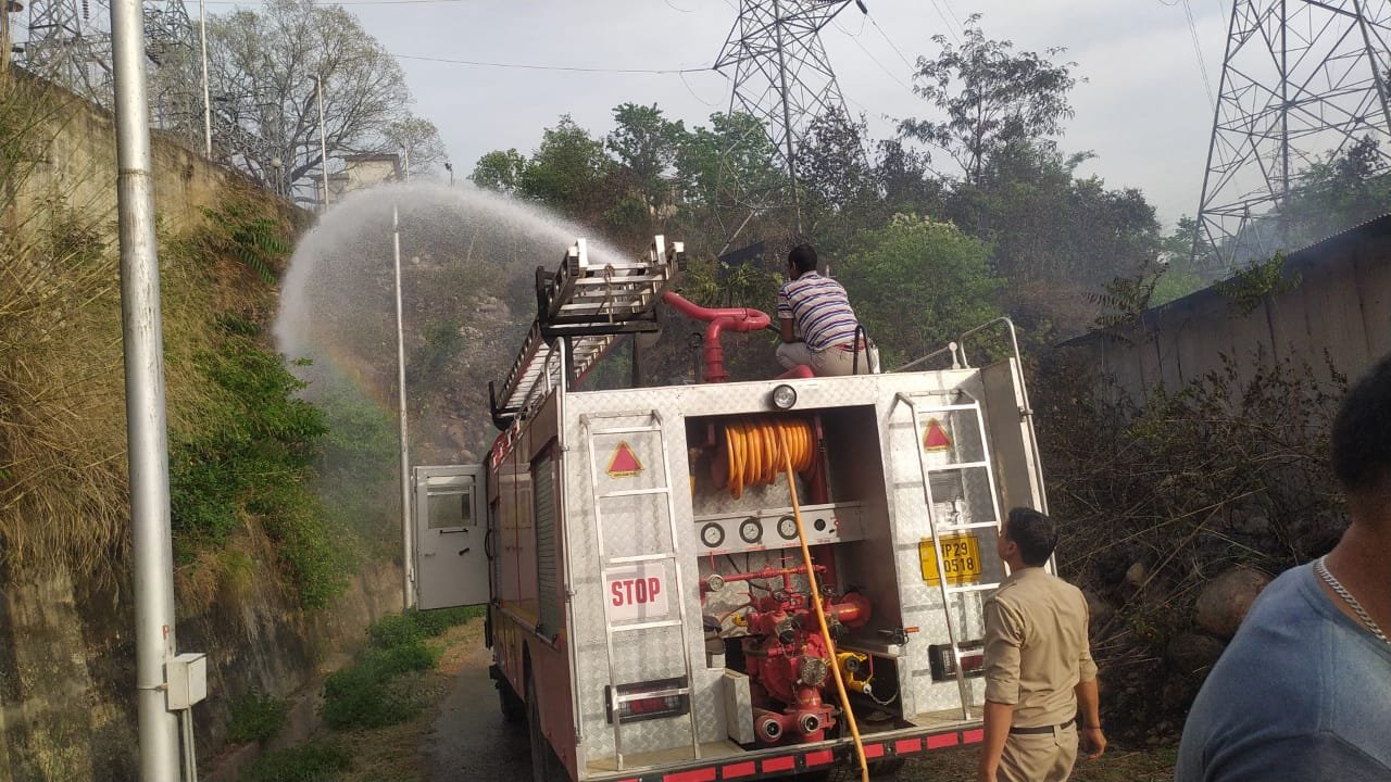 जोगिंदरनगर के 100 मेगावाट चूल्ला प्रोजेक्ट के नजदीक लगी आग
