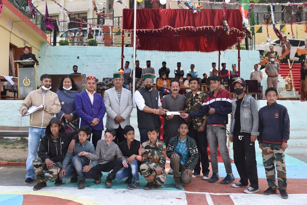 रिकांग पीओ क्षेत्रीय अस्पताल के नेत्र रोग विशेषज्ञ डाॅ. अविनाश को उत्कृष्ट सेवा के लिए किया सम्मानित ।