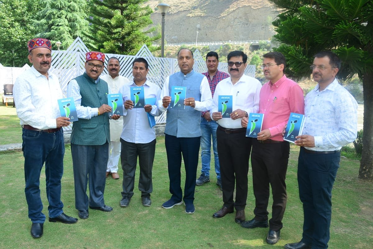 कविता संग्रह हाशिये वाली जगह का मुख्य मंत्री ने किया विमोचन