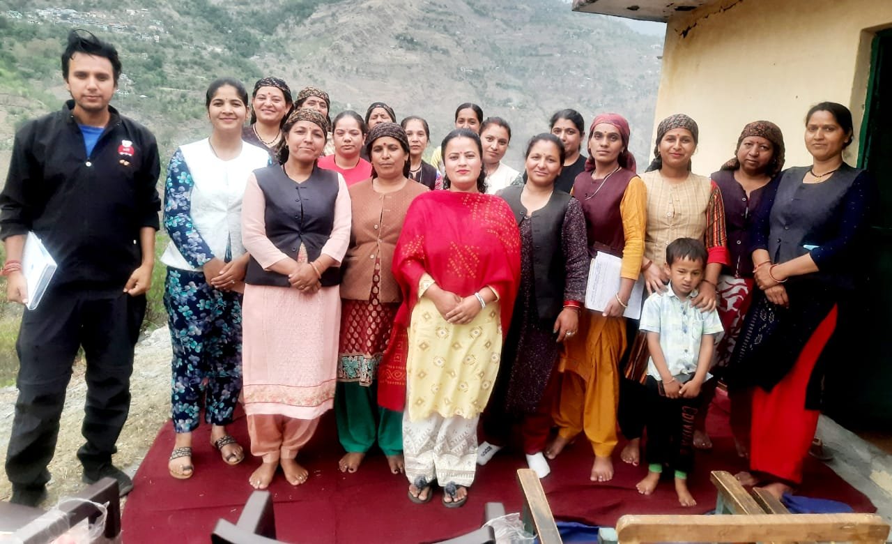 भाजपा एनजीओ प्रकोष्ठ मण्डल रामपुर ने महिला मंडल डकोलर की महिलाओ के साथ की बैठक  I