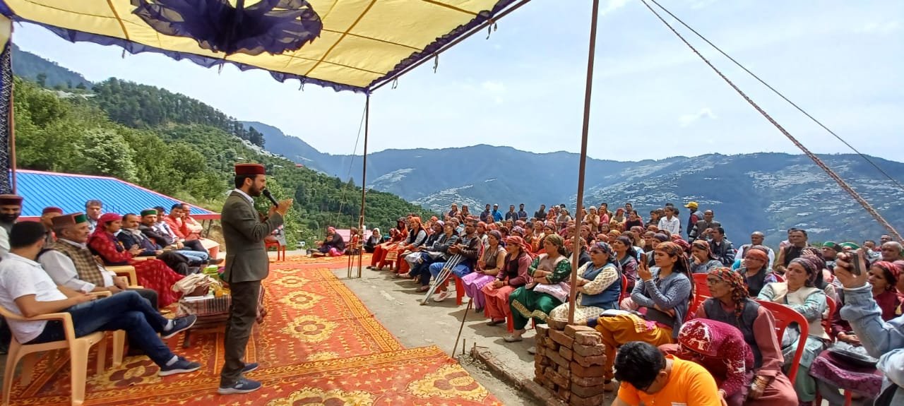 बगलती में हिमकोफेड के अध्यक्ष ने सुनी समस्याएं