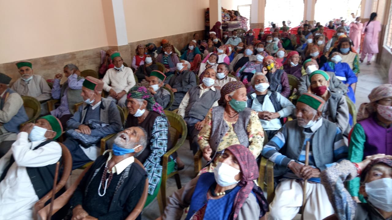 आई कैंप में 100 लोगों की आंखों के हुए आप्रेशन