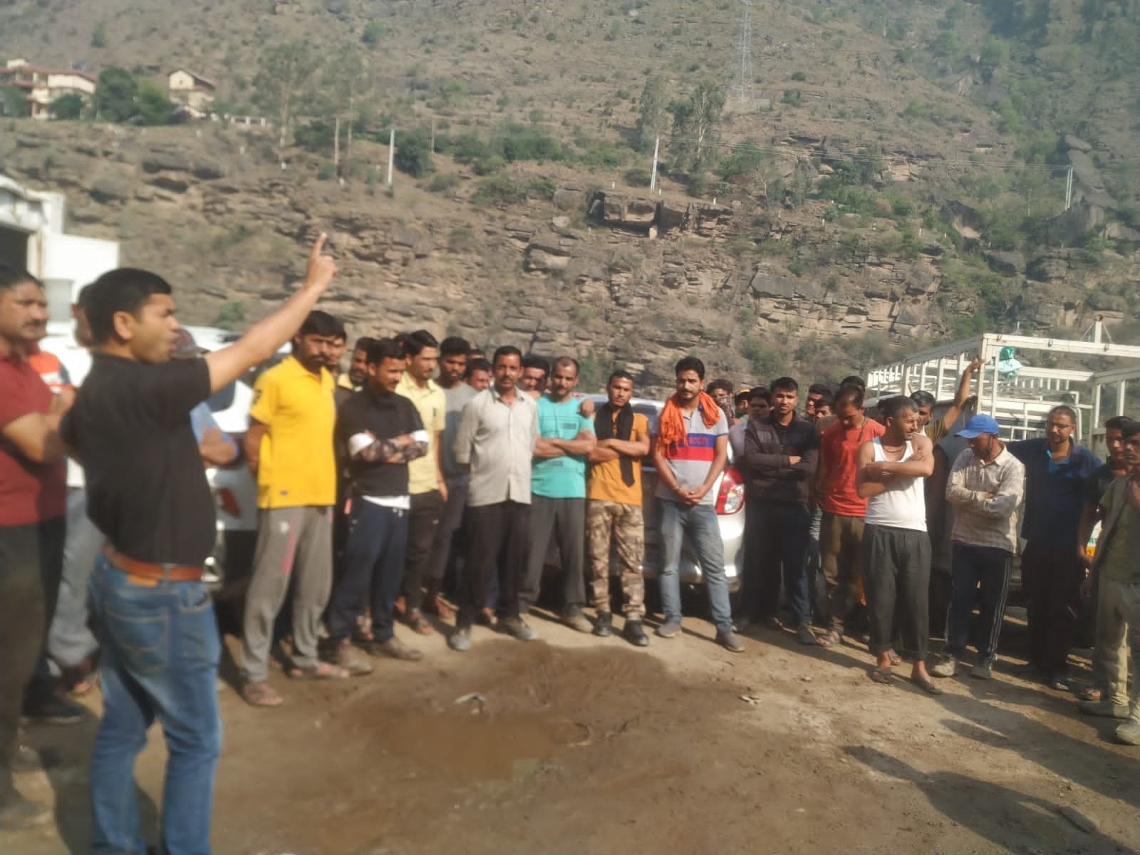 हिमाचल भवन एवं सड़क निर्माण मजदूरो ने अधिशासी अभियंता रामपूर के कार्यालय के बाहर  किया प्रदर्शन