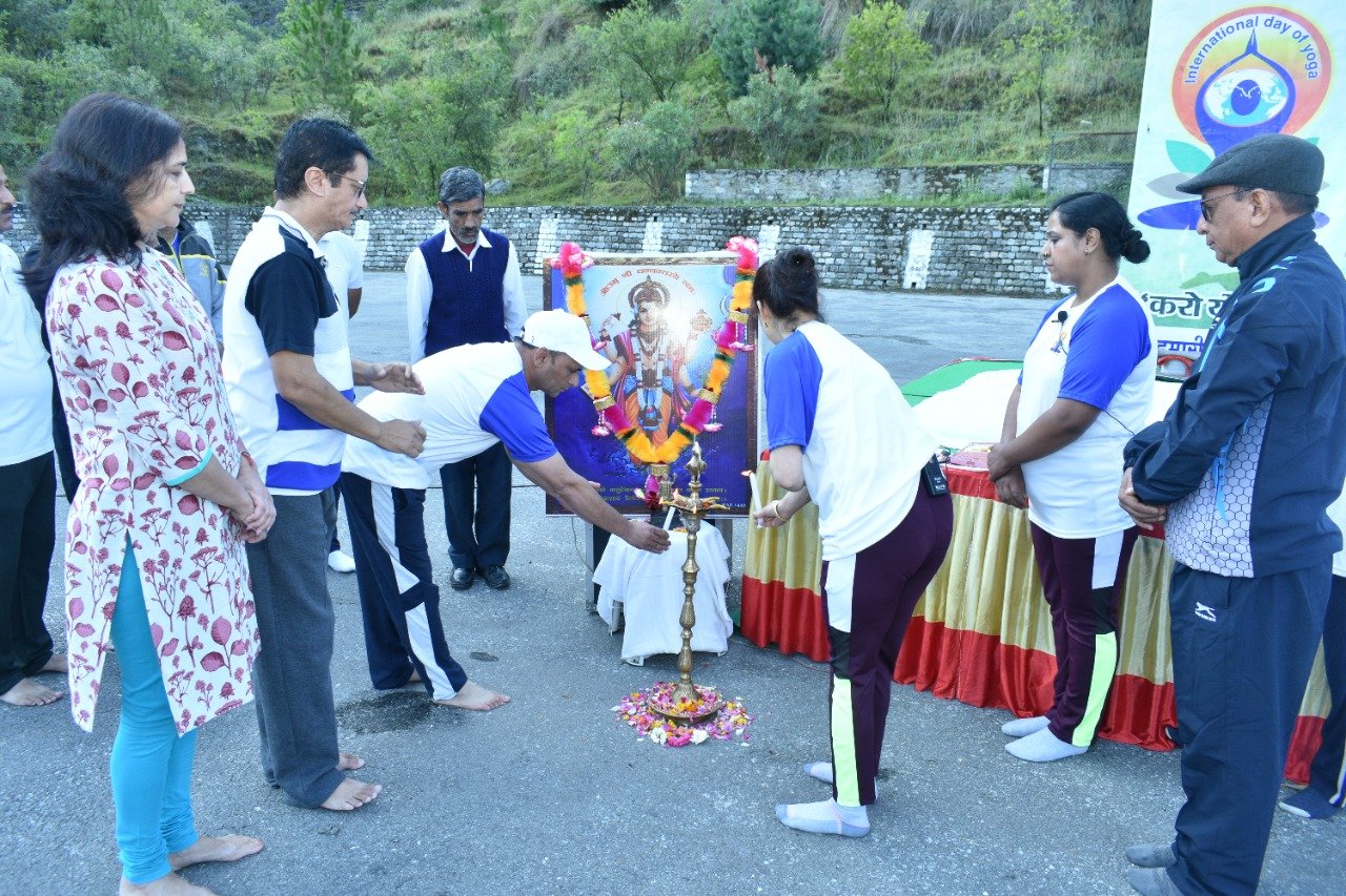 योग का मतलब  जोड़ना,खुद में ऊर्जा को समाहित करना