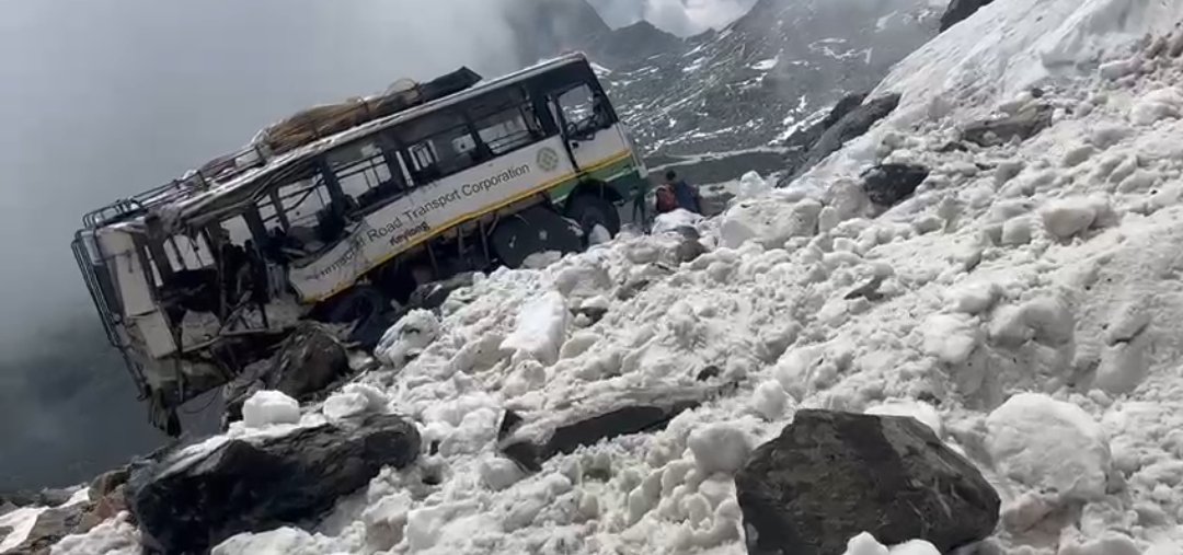चंबा पांगी मार्ग पर साच पास में हिमखंड की चपेट में बस, एक कि मौत