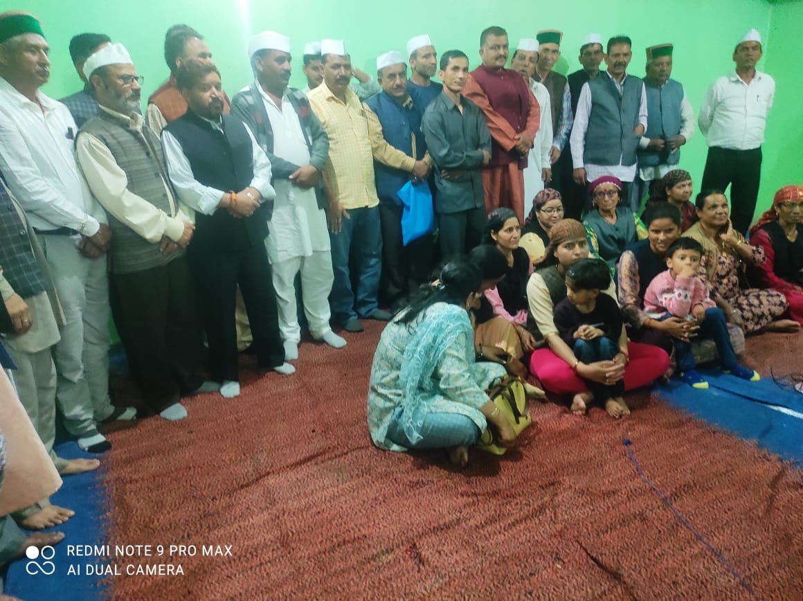 रामपुर कांग्रेस के ओहदों से चिपके नेताओ की फेवीक्विक हटाने की मांग