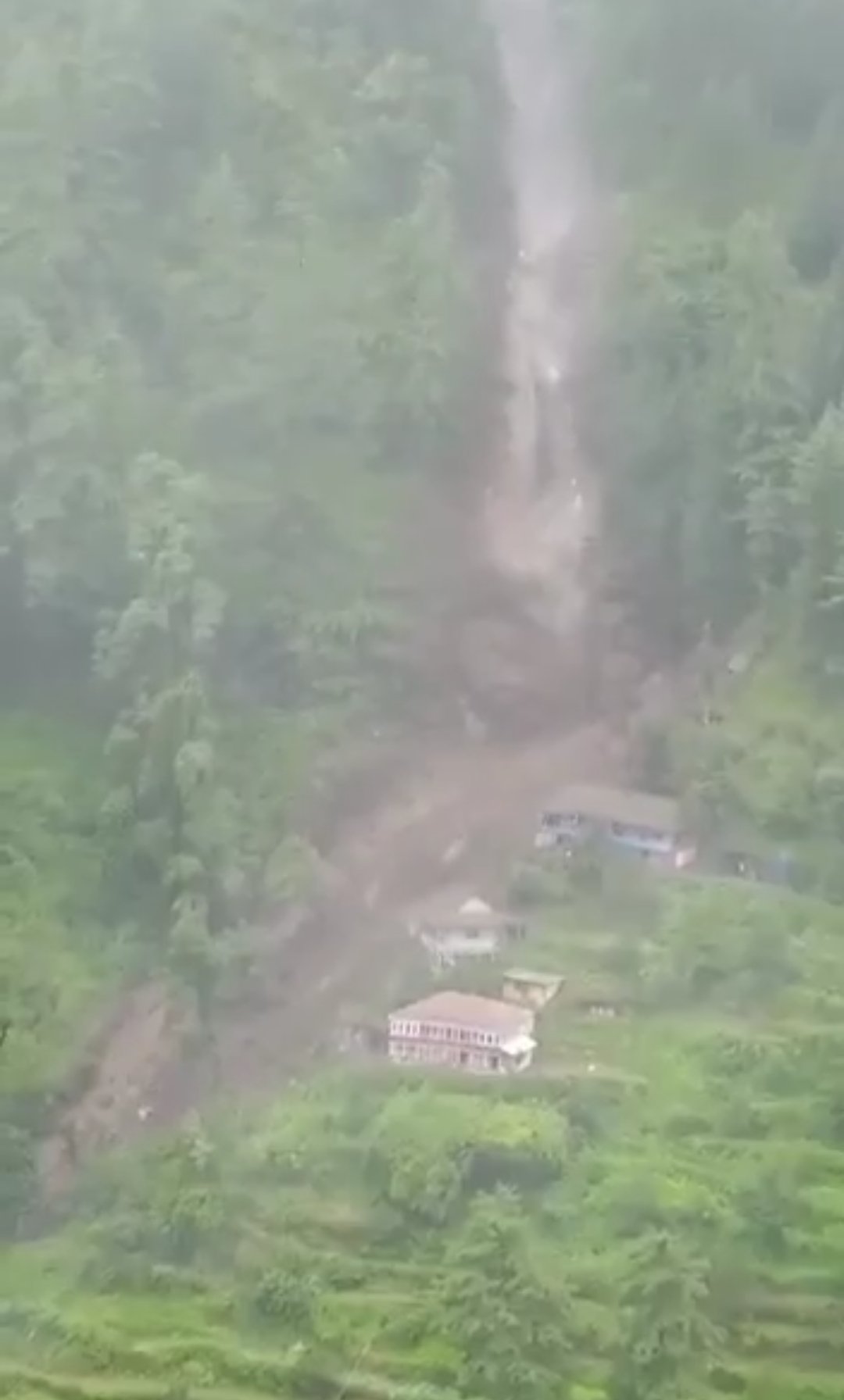 निरमंड बागा सराहन के चनाईगाड की पहाड़ी पर फटा बादल,घरों व खेतों में घुसा मलवा