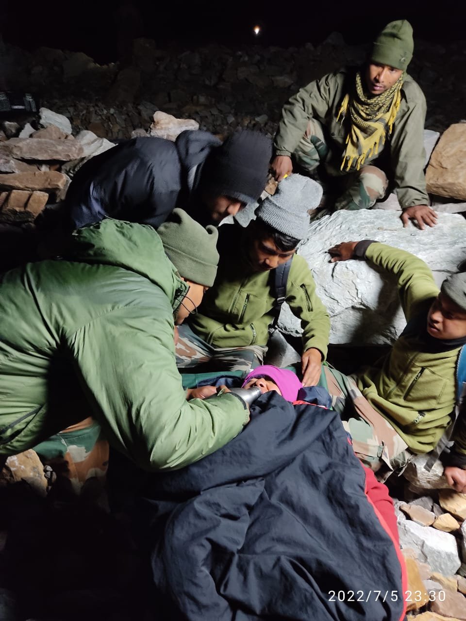 4 असम रेजिमेंट के जवानों ने घायल पर्वतारोही महिला को लामखागा दर्रा से निकाला सुरक्षित।
