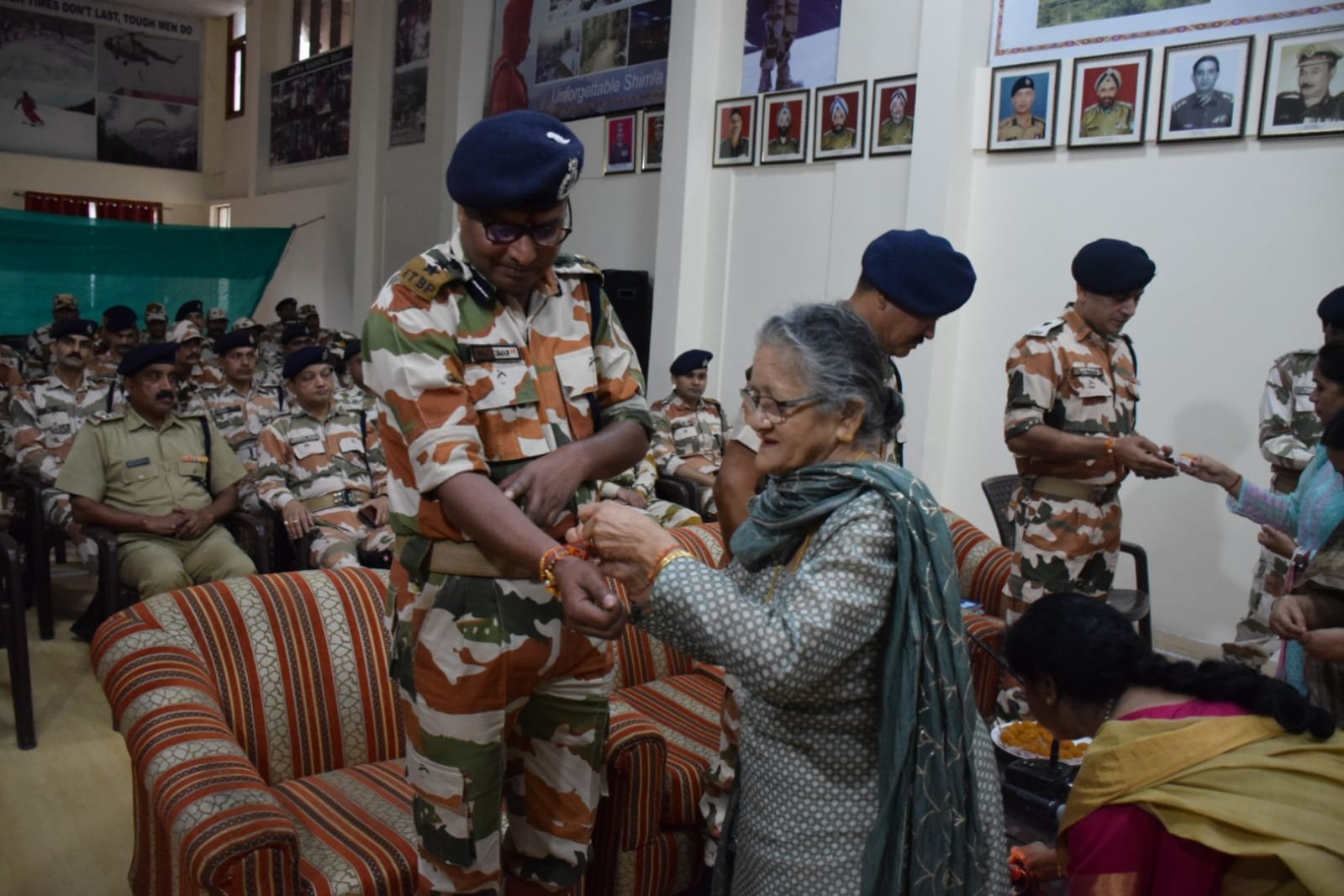 किंवदंतियों तथा पुरानी कथाओं के अनुरूप रक्षाबंधन त्यौहार रक्षा से जुड़ी घटनाओं का करता है चित्रण