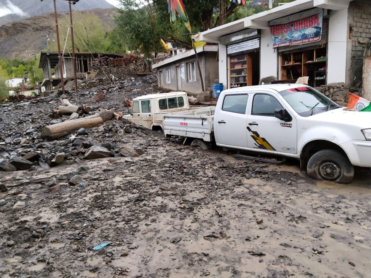 किन्नौर सीमा क्षेत्र शलखर में बाढ़ नेशनल हाइवे बन्द