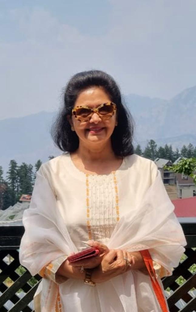 हि०प्र० विश्वविद्यालय की मेगा एलुमनी मीट में गीता कपूर सम्मानित ।