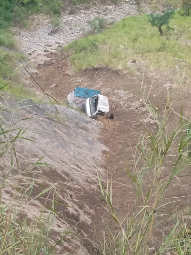 सेब की बोरियों से लदी गाड़ी आनी के गनछवा के समीप गिरी, दो घायल