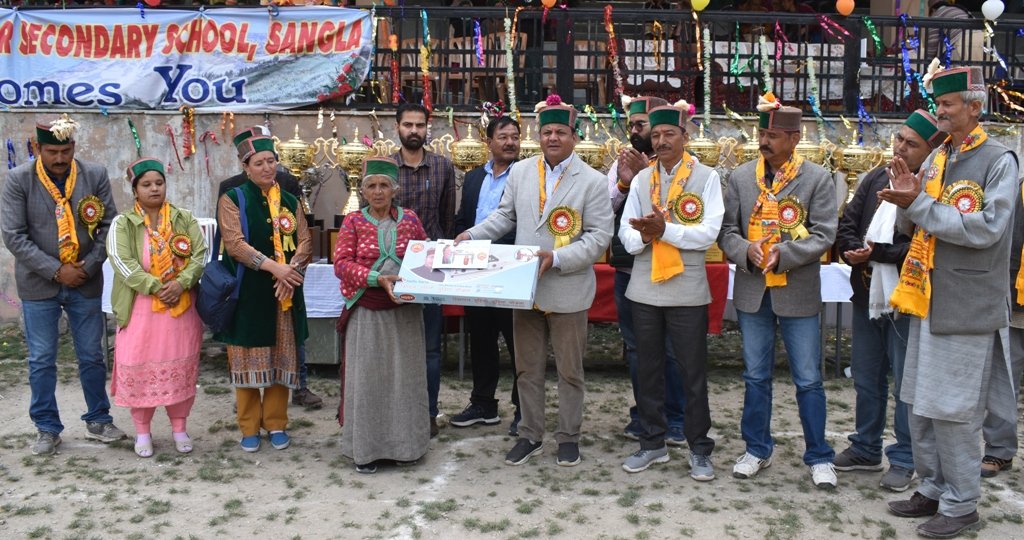 सांगला में मुख्यमंत्री गृहणी योजना के तहत निःशुल्क रसोई गैस कनैक्शन प्रदान किए