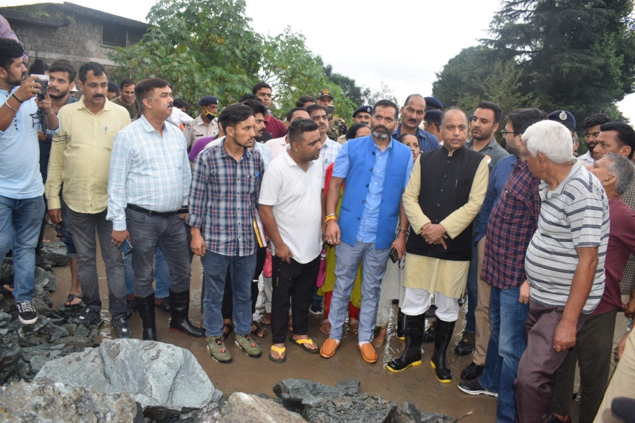 मुख्यमंत्री ने प्राकृतिक आपदा प्रभावित खनियारा क्षेत्र का किया दौरा