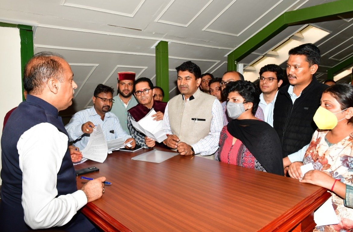 तहसीलदारों को गाड़ियां व प्रशासनिक सेवा में पदोन्नति कोटा बढ़ाने की मांग