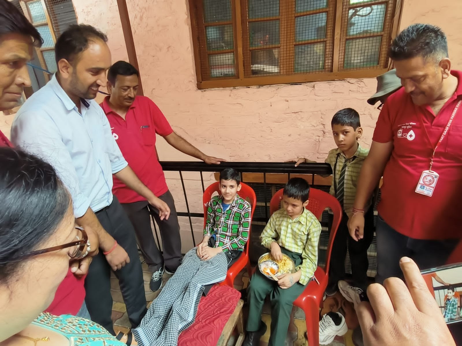 रक्तदान सेवा परिवार ने बच्चों संग  मनाया स्थापना दिवस