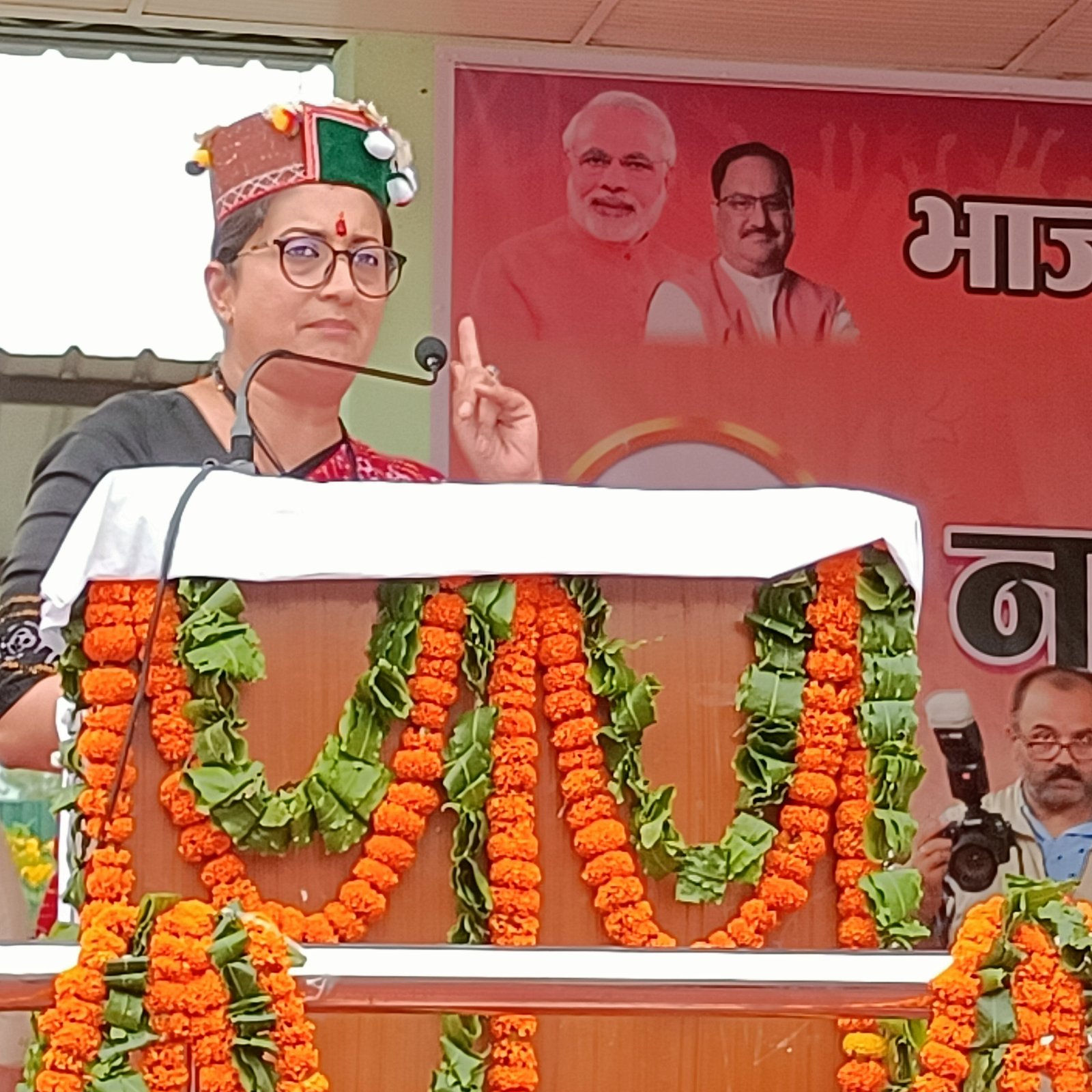 केंद्रीय मंत्री समृति ईरानी ने महावीर मंदिर मे की पूजा