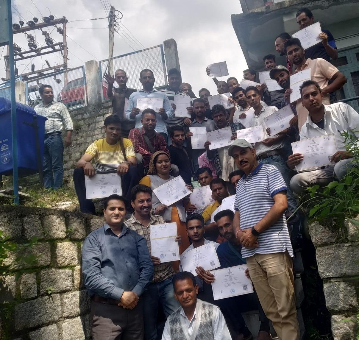 ग्रामीण विकास संस्थान ने बांटे प्लम्बर प्रशिक्षण प्रमाण पत्र