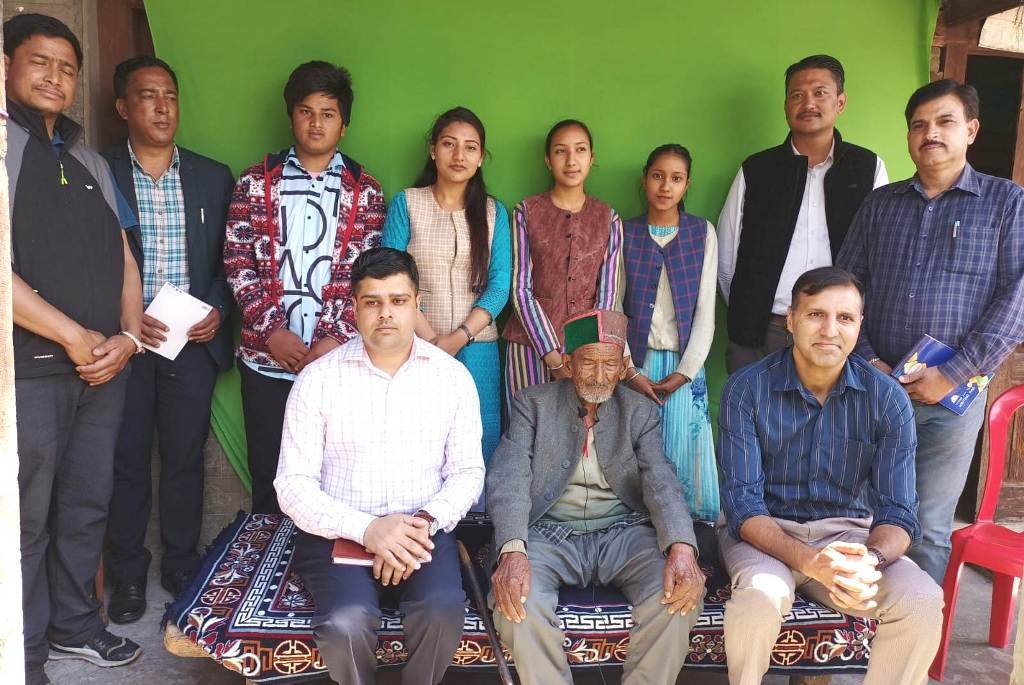 भारत के प्रथम मतदाता मास्टर श्याम सरण नेगी से डीसी ने की मुलाकात