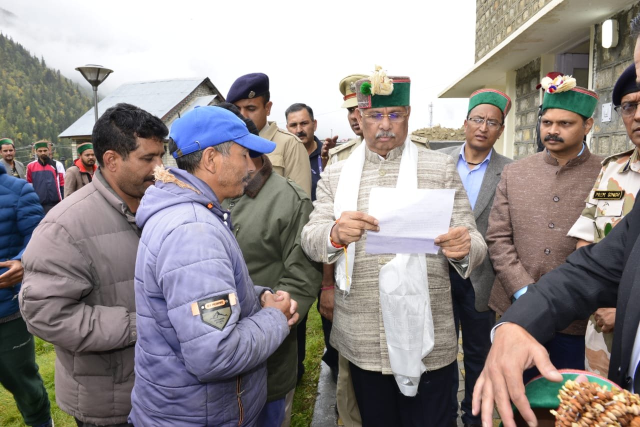 राज्य्पाल ने मस्तरंग व नागेस्ती छितकुल पोस्ट में जवानों के साथ  बिताया समय