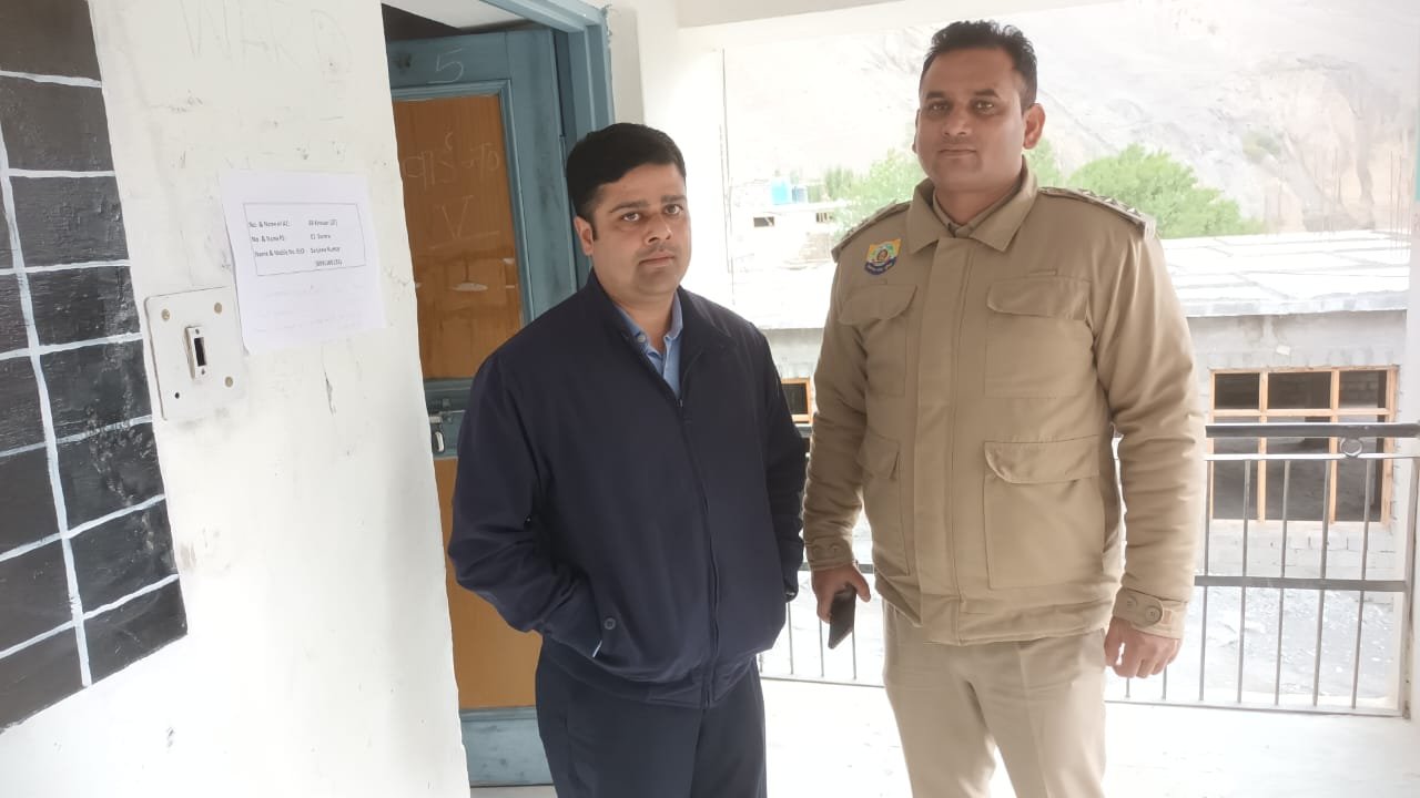 किन्नौर विधान सभा के दुर-दराज क्षेत्र राजकीय सुमरा मतदान केंद्र का निरीक्षण