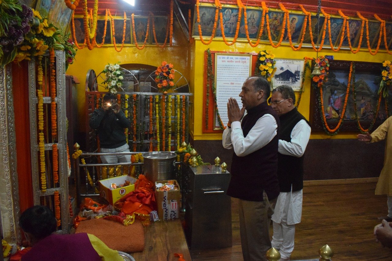 मुख्यमंत्री ने जाखू मंदिर में की पूजा-अर्चना
