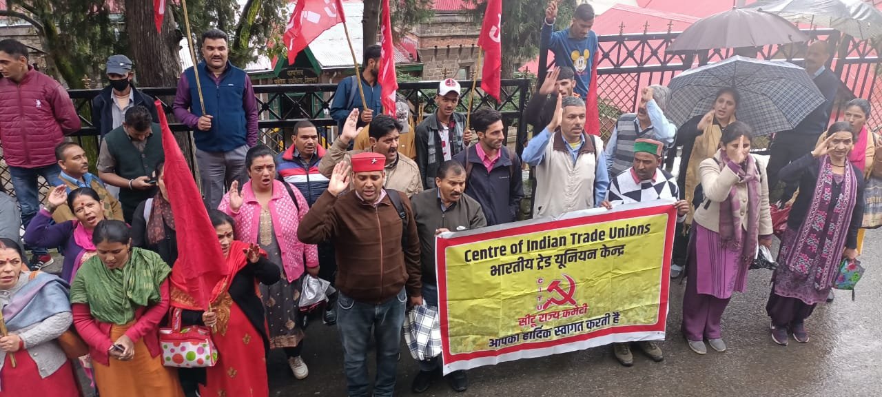 मजदूरों ने श्रमिक कल्याण अधिकारी रामपुर के बाहर किया प्रदर्शन