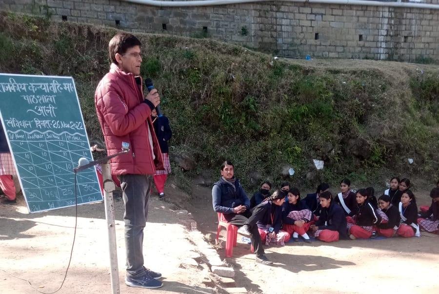 आनी राजकीय कन्या वरिष्ठ माध्यमिक पाठशाला में संविधान दिवस का आयोजन 