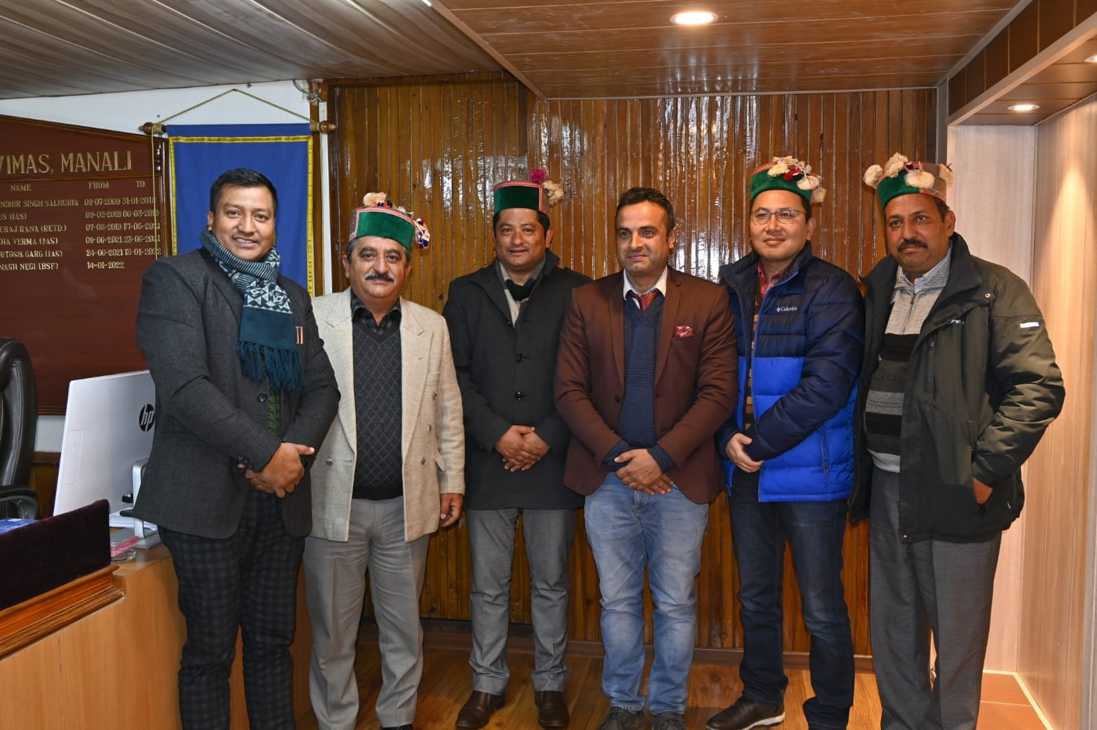 रामपुर के डॉ0 अनिल की साहसिक खेलों पर आधारित पुस्तक, ' द एक्जोल्टिंग हाइट्स ' का किया विमोचन
