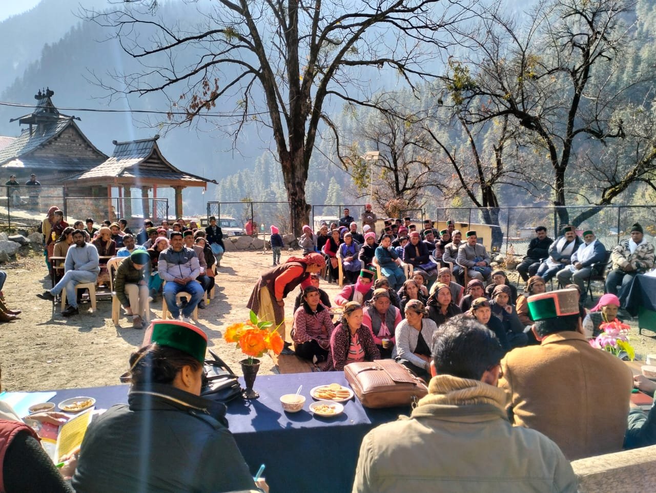 कूट में लोगों की शिकायते सुनने  प्रशासन पहुंचा