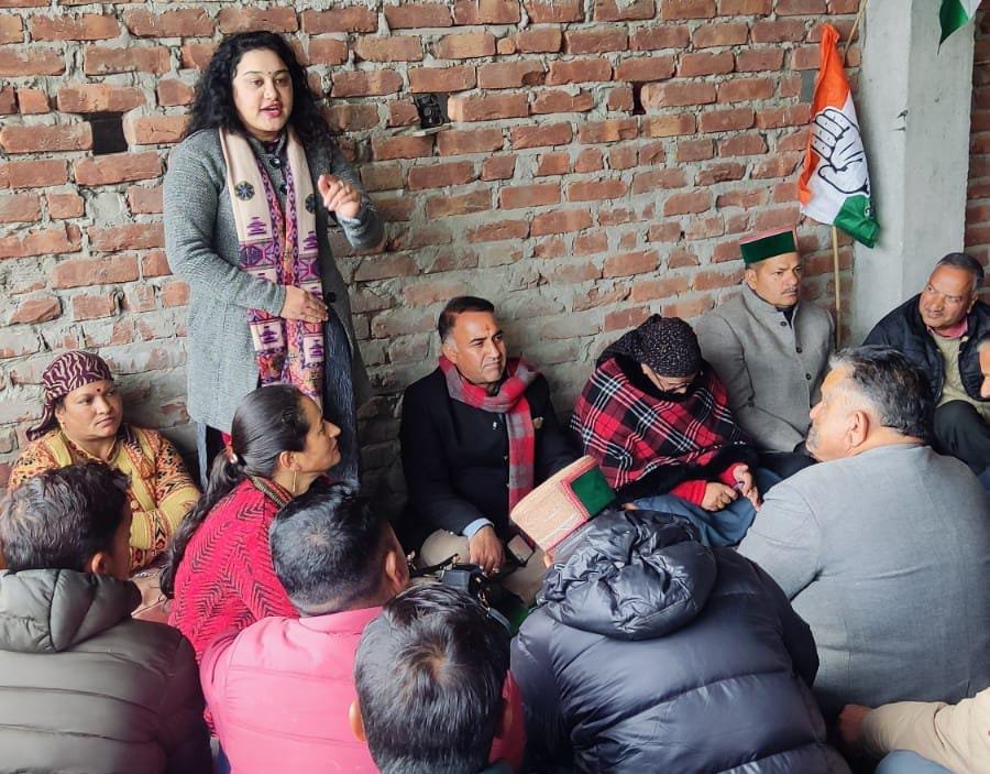 निरमंड में कांग्रेस की समीक्षा बैठक :बागी और भ्रष्टाचारियों पर कसे नुकेल