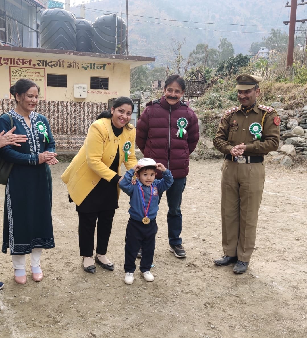 देव भूमि स्कूल में वार्षिक खेल प्रतियोगिता, थाना प्रभारी ने विजेताओं को किया पुरस्कृत