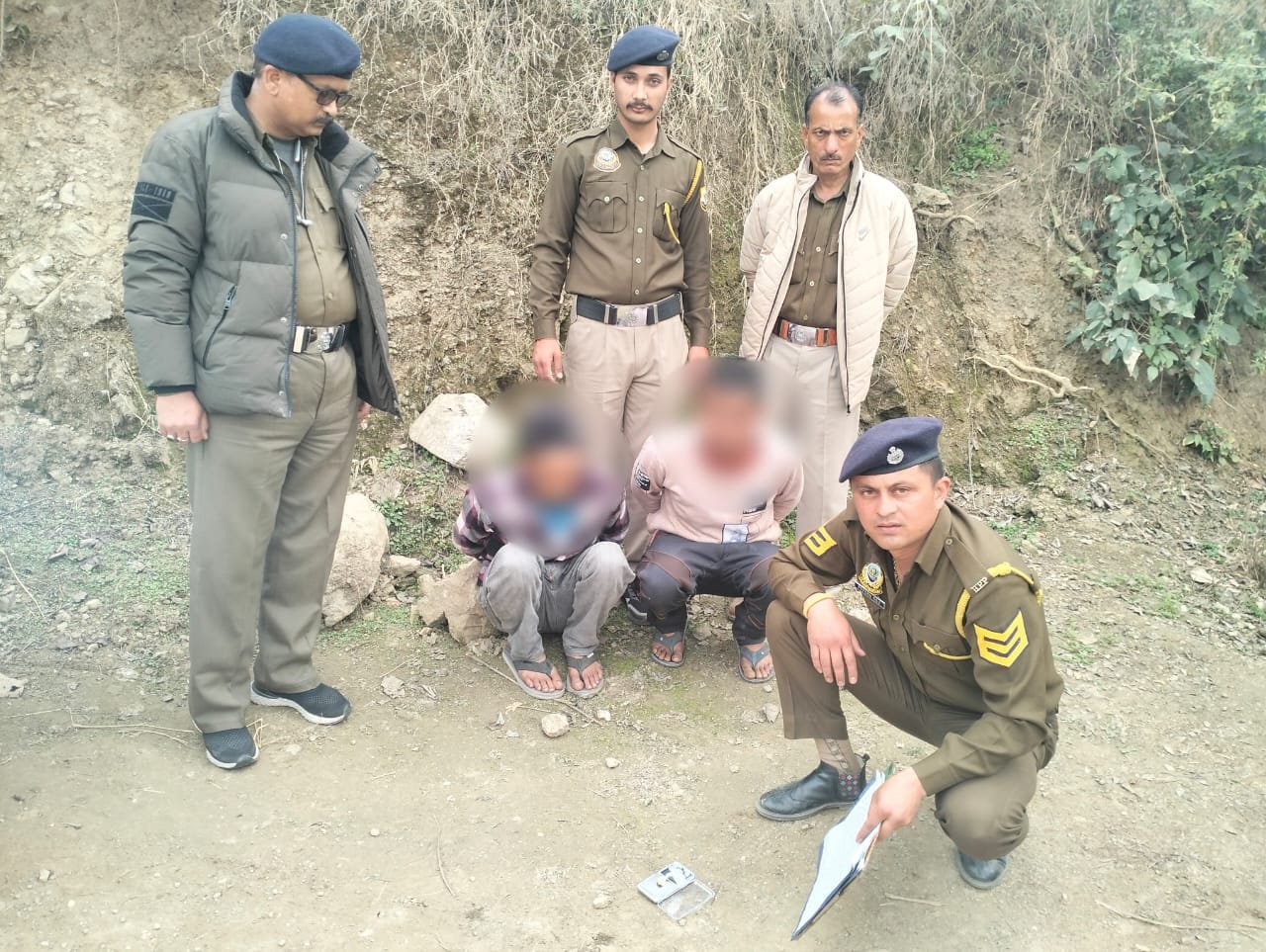 लुहरी के समीप पुलिस ने दो युवकों से बरामद किया चिट्ठा