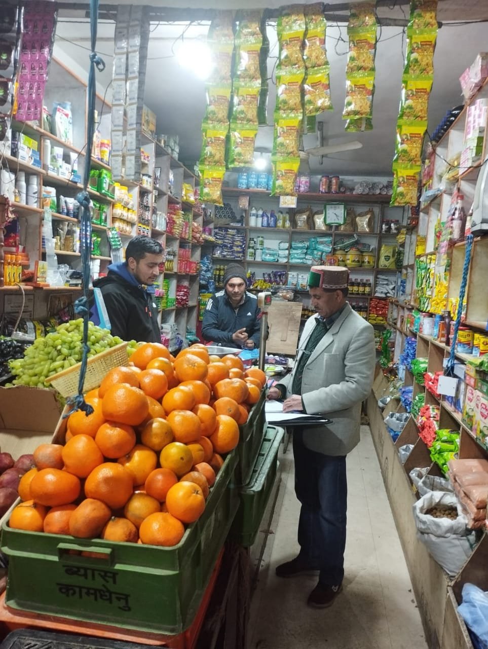 पीओ में फल एवं सब्जी विक्रेताओं के व्यापारिक परिसर में कचरा पाये जाने पर किया  जुर्माना