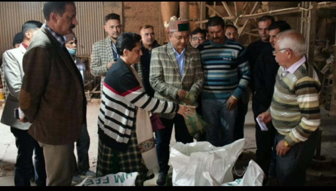 मंत्री जगत सिंह नेगी ने परवाणू स्थित एचपीएमसी के कोल्ड स्टोर का किया निरीक्षण