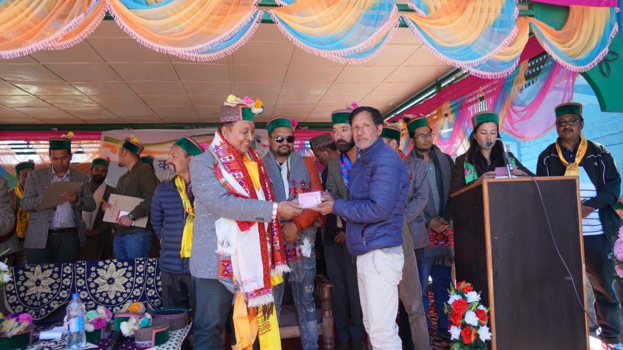 11 परियोजना प्रभावित परिवारों को वितरित किए परियोजना प्रभावित परिवार कार्ड