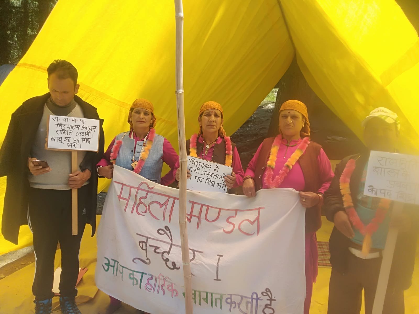लढागी स्कूल में रिक्त पदों को भरने की मांग को लेकर ग्रामीणों का धरना तीसरे दिन भी जारी