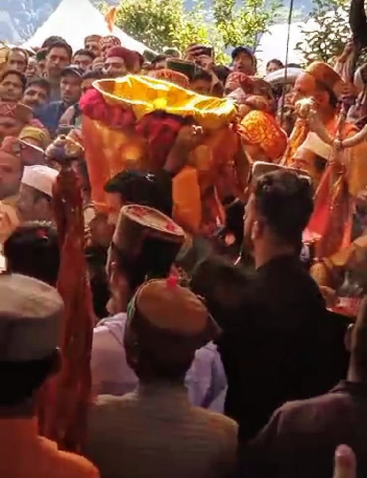 चौकी में 7 दिवसीय महायज्ञ समापन पर श्रीमद भागवत पुराण ग्रंथ को दी  विदाई