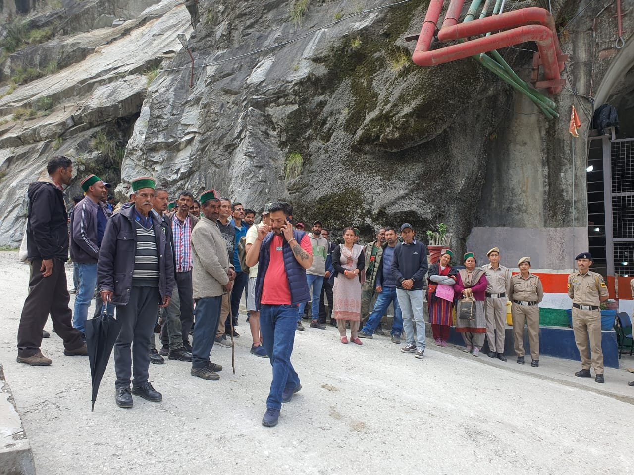 शोरंग जल विद्युत परियोजना की मनमानी पर सड़को पर उतरे लोग