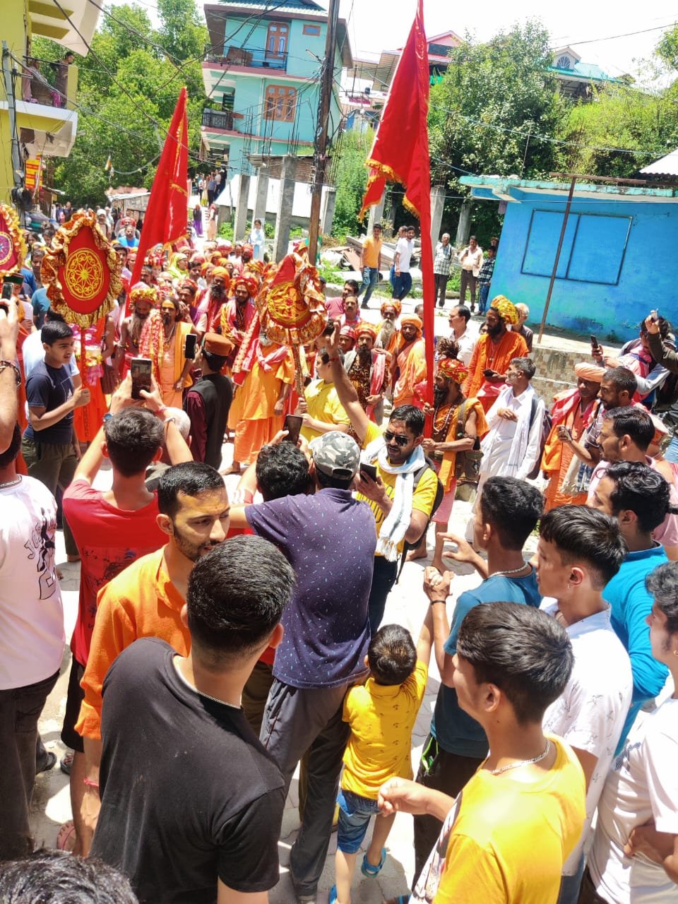 निरमंड के दशनामी जूना अखाडा से शुरू हुई 28 वीं श्री खंड छड़ी यात्रा 
