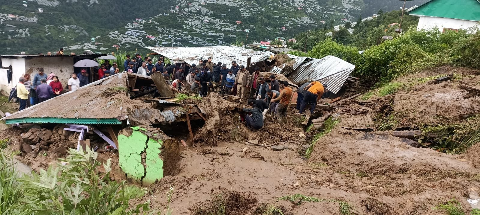 कोटगढ क्षेत्र के मधावनी के समीप पानेवली गांव में भूस्खलन से मकान दबा, तीन की मौत