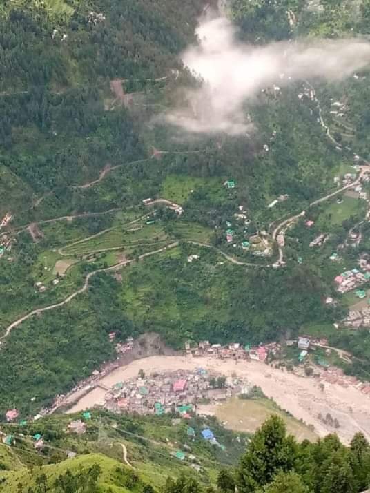 कुल्लू के सैंज क्षेत्र के बेकर गांव की 40 दुकानें व 30 मकान ढह गए।