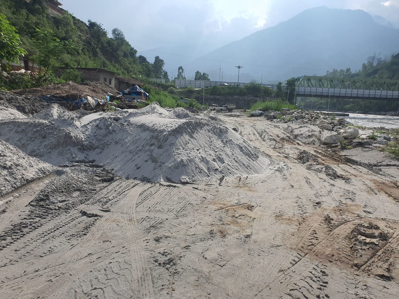 दत्तनगर गौ शाला के समीप अवैध खनन बना खतरे की घंटी