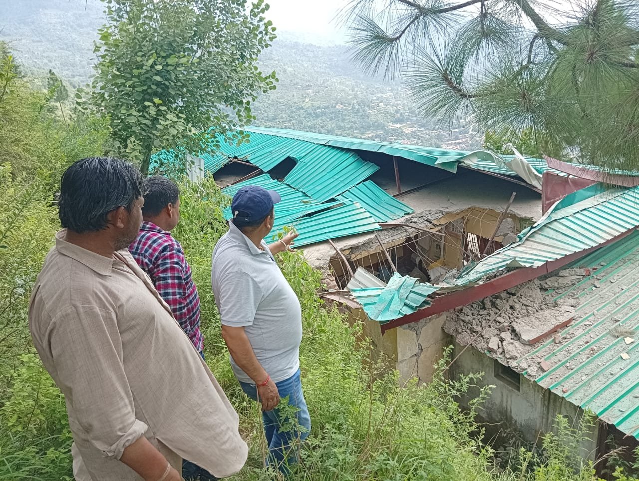 ज्यूरी के नानण प्राथमिक पाठशाला  चट्टान गिरने से  क्षतिग्रस्त