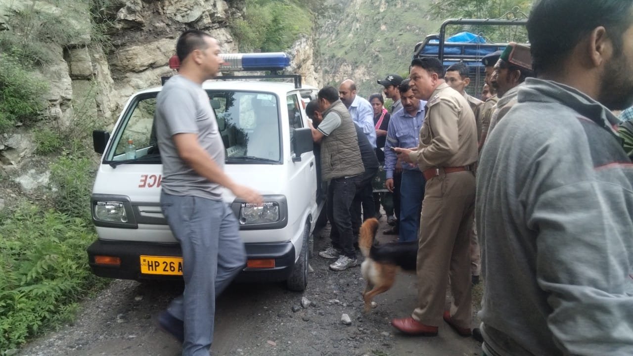 किन्नौर के जानी संपर्क मार्ग पर पिकअप सतलुज में गिरी, तीन लापता एक घायल